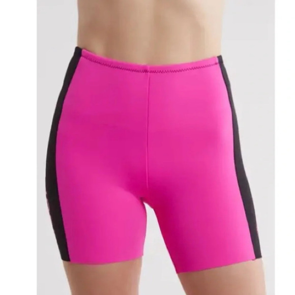 NWT Good American Bike Shorts Compression Fuscia/Black Size M (6-8) Inseam 4” - Picture 1 of 4